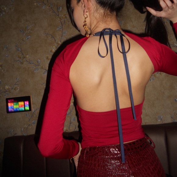 Red backless long sleeve top - Picture 3 of 4